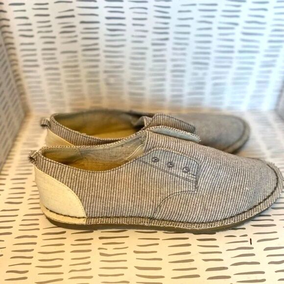 Roxy Gray and White Casual Beachy Canvas Shoes Women's Size 6 - Picture 4 of 7